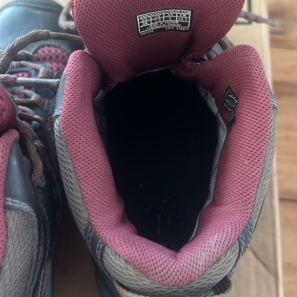 KEEN trekker boot size 7.5 brown and burgundy - Picture 12 of 17